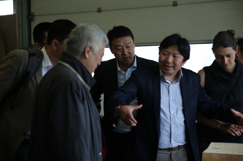 國家工信部、國家標(biāo)準(zhǔn)化委員會(huì)、德國經(jīng)濟(jì)和能源部在德國萊比錫召開了《中德智能制造/工業(yè)4.0標(biāo)準(zhǔn)化工作組會(huì)議》。會(huì)議期間，一行人參觀了位于德國萊比錫的德國國寶博蘭斯勒鋼琴廠